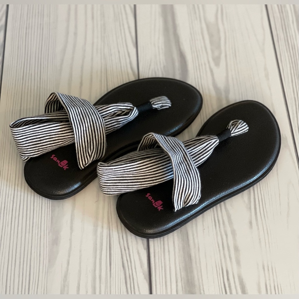 SANUK Youth Girls Yoga Sling Burst Black White Stripes Sandals Size 2-3